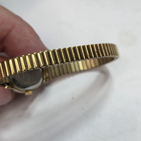 Vtg Timex Ladies Gold tone Wrist Watch 70s 80s Stretch Band Oval main image 4